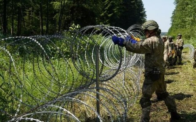 Естонія оголосила про готовність розмістити паркан із колючого дроту на кордоні з Росією