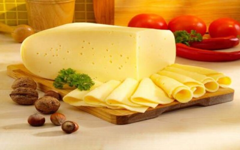 Стали известны новые полезные свойства сыра