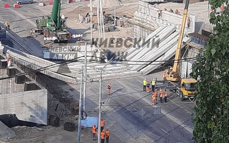 У Києві під час монтажу шляхопроводу впали уже встановлені балки