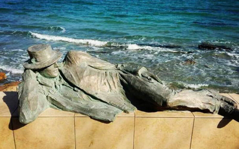 На одесском пляже установили скульптуру мечтателя