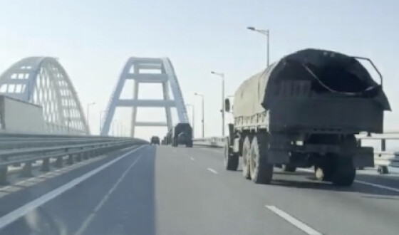 У напрямку Криму висунулася багатокілометрова колона військової техніки