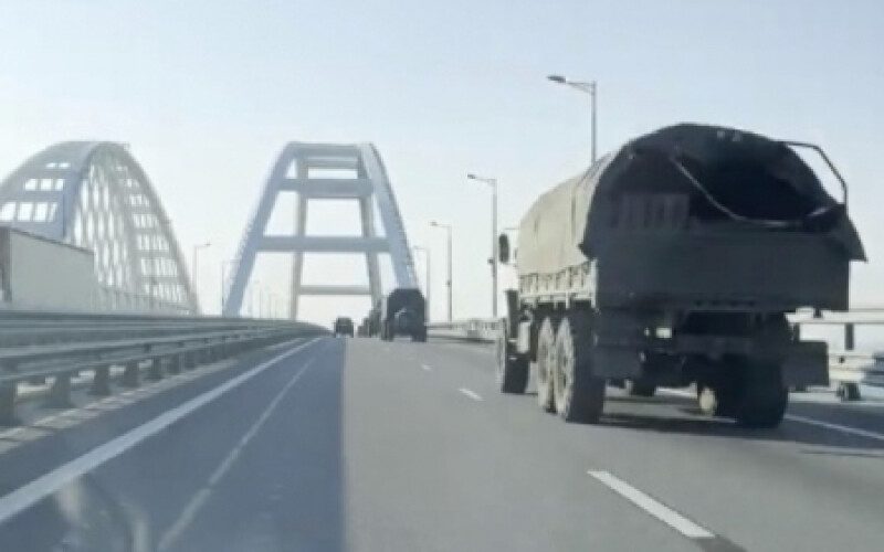 У напрямку Криму висунулася багатокілометрова колона військової техніки