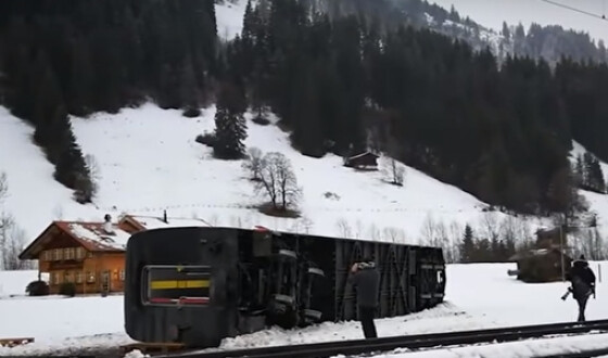 Стихия: в Швейцарии ветром сдуло поезд. Видео