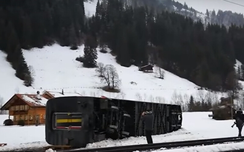 Стихия: в Швейцарии ветром сдуло поезд. Видео