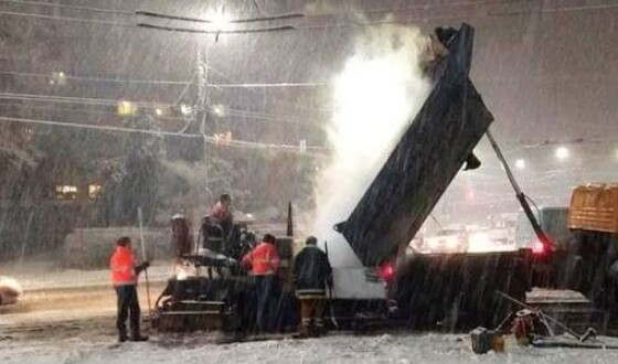 У Луцьку комунальні служби клали асфальт на сніг: підрядника буде оштрафовано