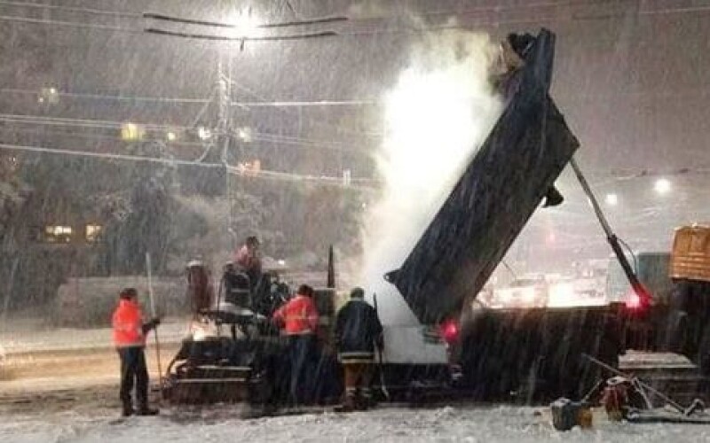 У Луцьку комунальні служби клали асфальт на сніг: підрядника буде оштрафовано