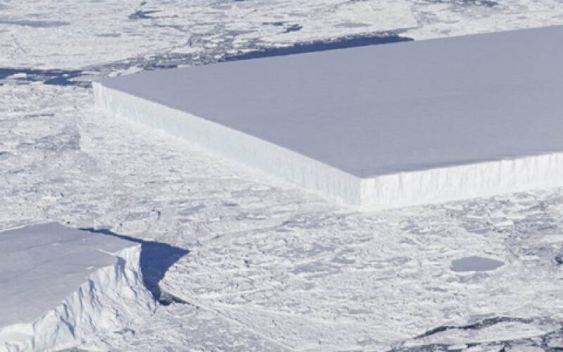 У берегов Антарктиды плавает необычный айсберг