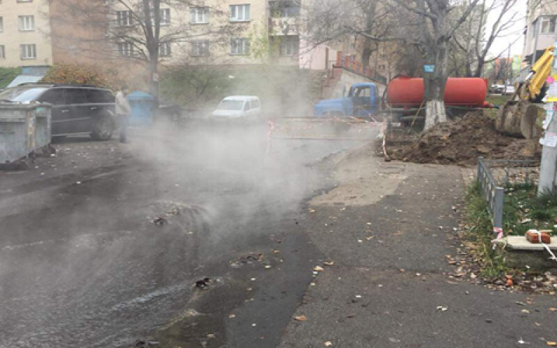 В Киеве жилмассив Отрадный «затопило» кипятком. Фото