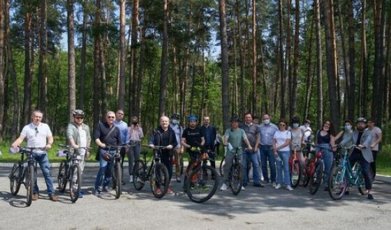 Зеленський зустрівся з журналістами на велосипеді