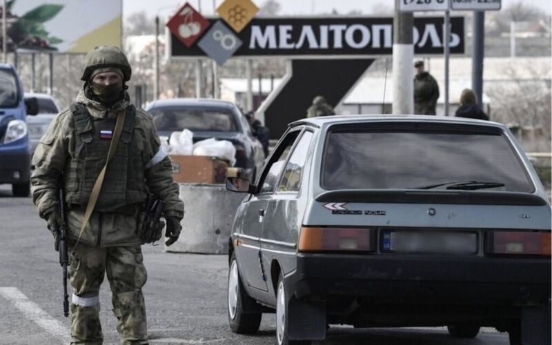 Російські терористичні війська готуються відступати з Мелітополя
