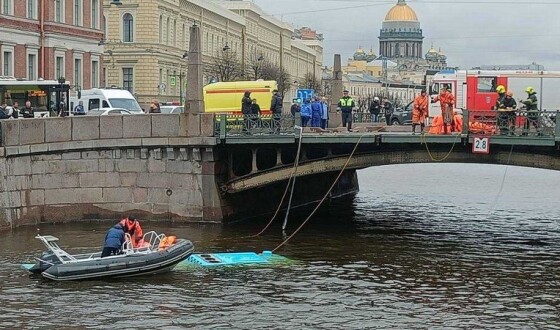 У Санкт-Петербурзі пасажирський автобус з людьми впав у річку Мийка