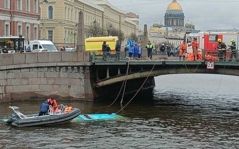 У Санкт-Петербурзі пасажирський автобус з людьми впав у річку Мийка
