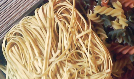 Японский блогер сделал из спагетти ножи и съел их. Видео