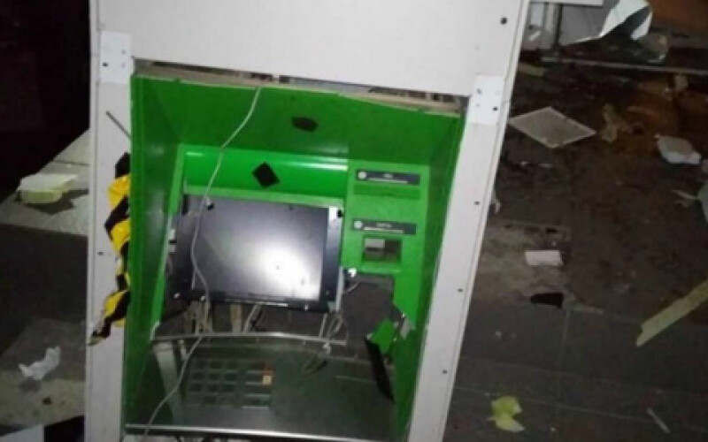 У селищі Борова під Києвом невідомі підірвали і пограбували два банкомати