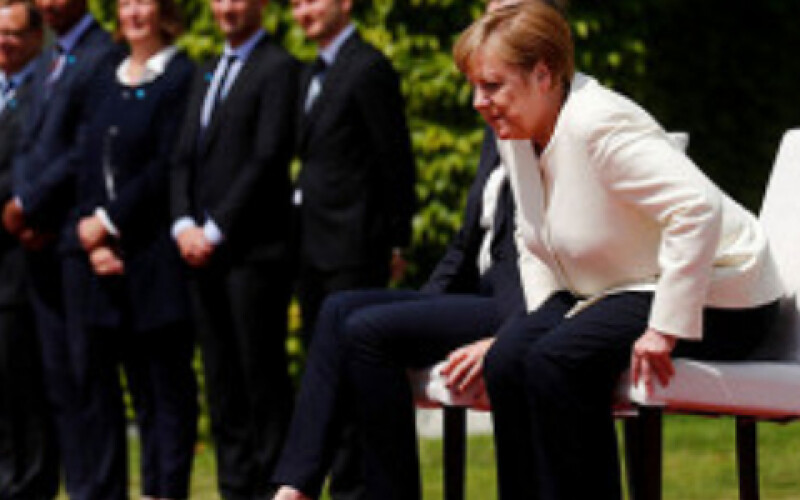 Меркель сидячи слухала гімни перед переговорами в Китаї