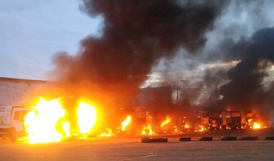 У Росії пожежа знищила 10 сміттєвозів. ФОТО