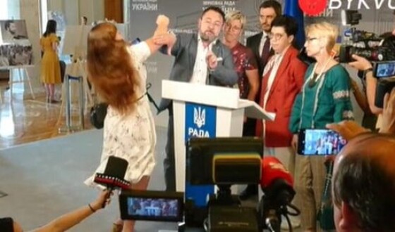 У Верховній Раді активістка Ірма Крат побила депутата Микиту Потураєва