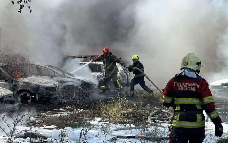У Києві на парковці в результаті пожежі згоріли більше 30 автомобілів