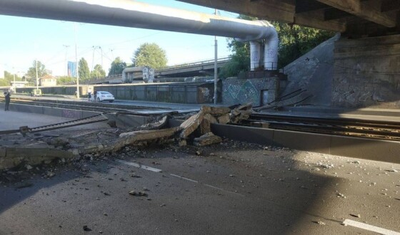У Києві обвалилася пішохідна частина Повітрофлотського мосту