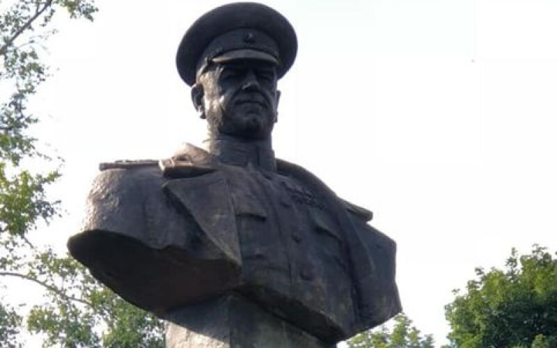 У Харкові військові демонтували пам&#8217;ятник маршалу Жукову