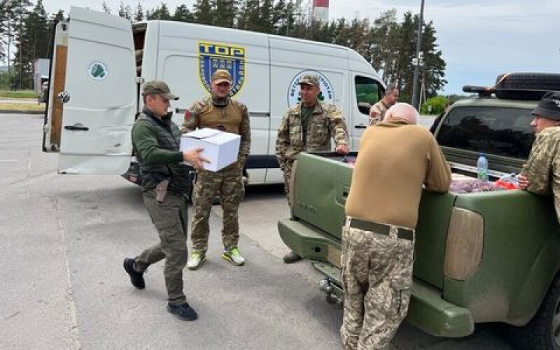 Волонтери Тернопільщини привезли військову амуніцію для харківських розвідників на передову