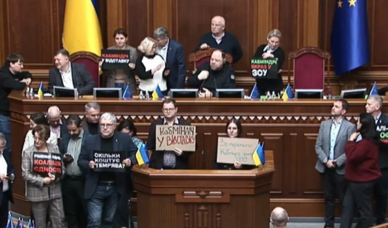 Депутати знову заблокували трибуну Верховної Ради, закликаючи до відставки уряду