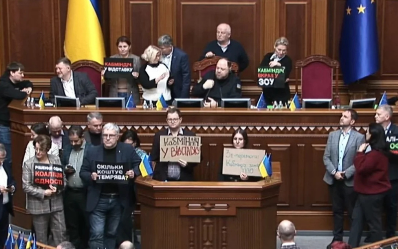 Депутати знову заблокували трибуну Верховної Ради, закликаючи до відставки уряду