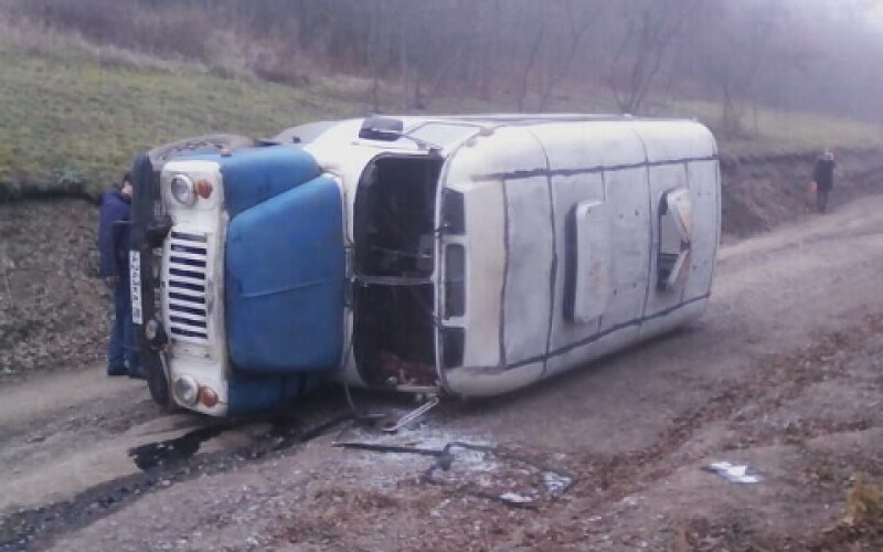 На окупованому Донбасі автобус перекинувся через відмову гальм, вісім людей постраждали