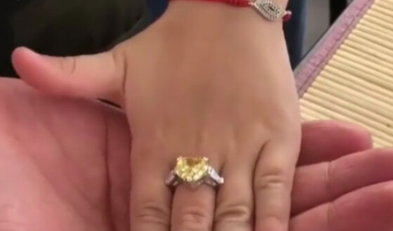 Известный рэпер подарил маленькой дочке кольцо с бриллиантом