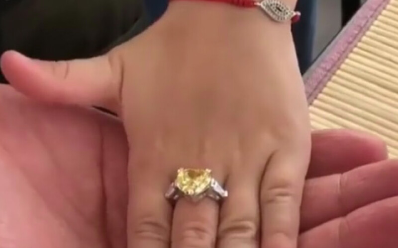 Известный рэпер подарил маленькой дочке кольцо с бриллиантом