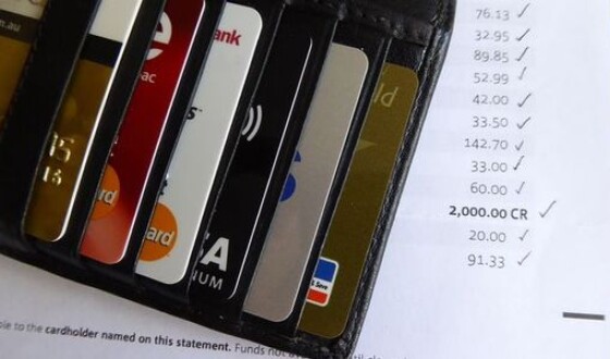 На Миколаївщині працівниця банку продавала підроблені картки