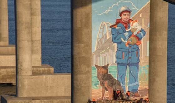 На опоре Крымского моста появился 20-метровый портрет строителя с котом и псом