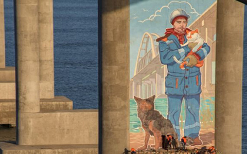 На опоре Крымского моста появился 20-метровый портрет строителя с котом и псом