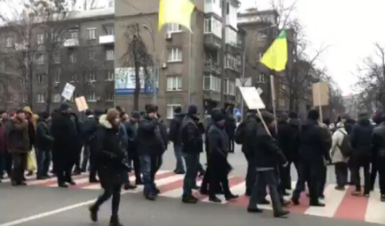 У Києві люди знову перекрили вулиці, вимагають не допустити продаж землі