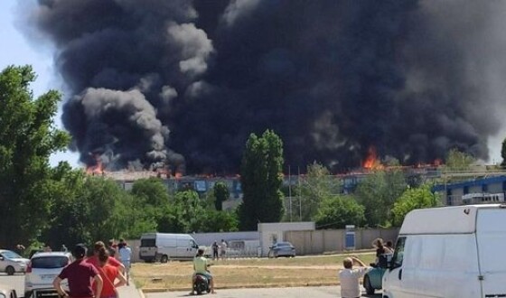 На росії спалахнула потужна пожежа на хімзаводі, піднялася стіна чорного диму