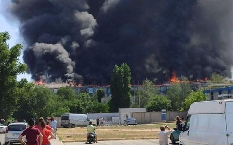 На росії спалахнула потужна пожежа на хімзаводі, піднялася стіна чорного диму