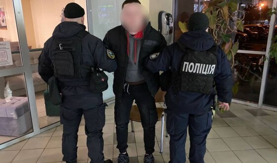 На Київщині поліція затримала чоловіка, який намагався зґвалтувати дівчину в туалеті