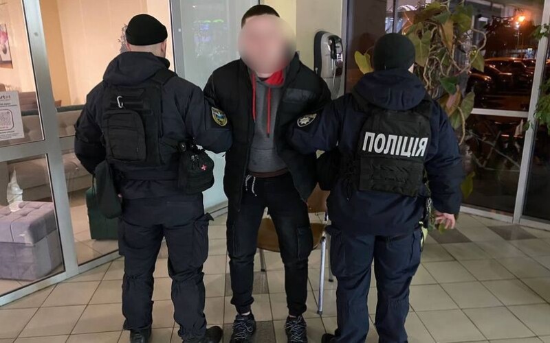 На Київщині поліція затримала чоловіка, який намагався зґвалтувати дівчину в туалеті