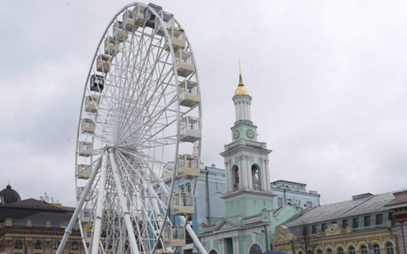 В Киеве работу колеса обозрения на Контрактовой площади продлили до июня