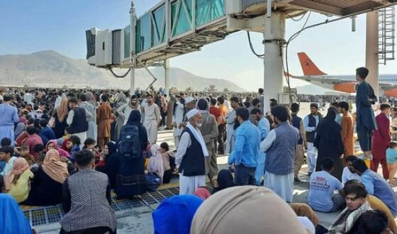 В аеропорту Кабула в результаті тисняви і стрілянини  загинули 40 осіб