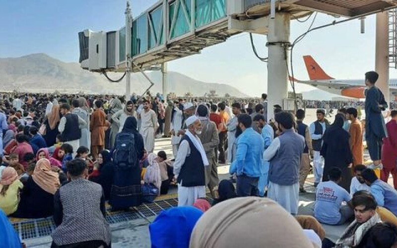 В аеропорту Кабула в результаті тисняви і стрілянини  загинули 40 осіб