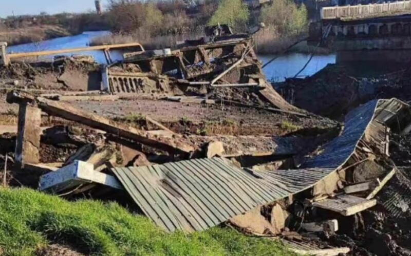 Терористи рф розбомбили міст у Гуляйполі Запорізької області