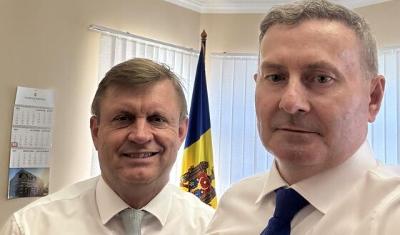 Скрипковський подарував дипломату Валеріу Ківерь марку із зображенням медіа UA DIPLOMATIC