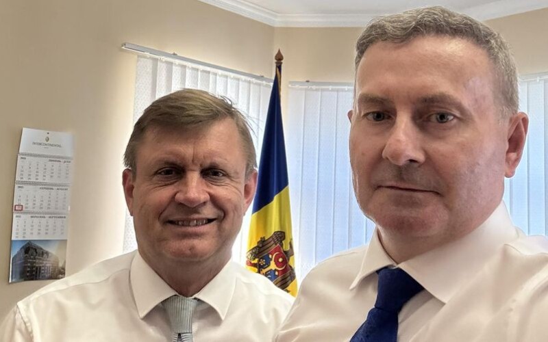 Скрипковський подарував дипломату Валеріу Ківерь марку із зображенням медіа UA DIPLOMATIC