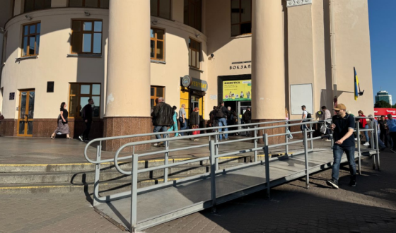 У Києві розпочали роботи з монтажу пандусів на станції метро «Вокзальна»