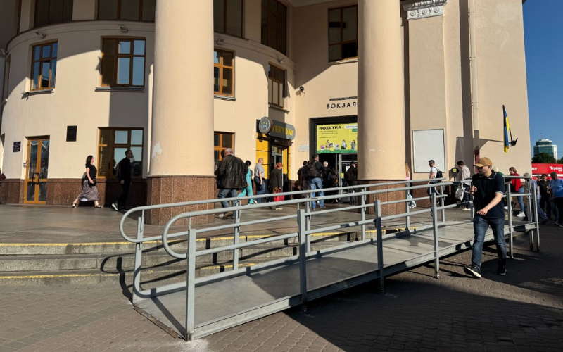 У Києві розпочали роботи з монтажу пандусів на станції метро «Вокзальна»