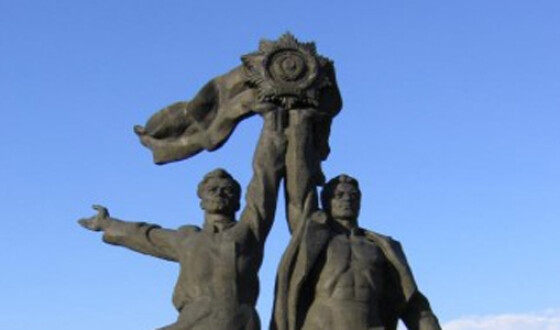 Киевляне просят демонтировать монумент Дружбы Народов