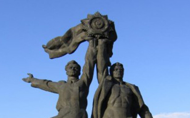 Киевляне просят демонтировать монумент Дружбы Народов