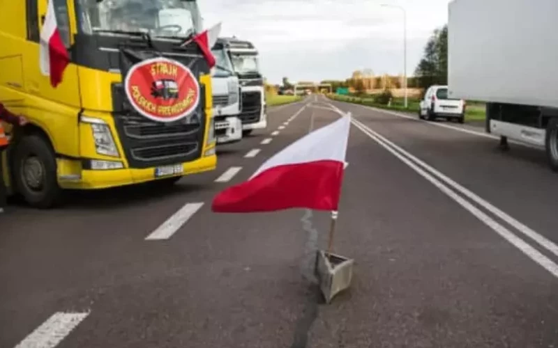 Протест перевізників на кордоні: Європейська комісія попереджає Польщу