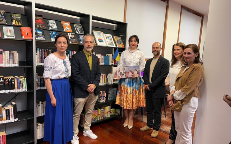 У Португалії відкрили ще одну «Українську книжкову поличку»